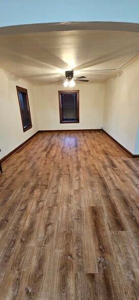 Building Photo - 208 W Sycamore St