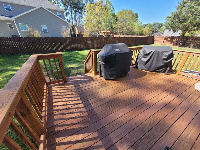 Building Photo - Beautiful & Spacious 4 bedroom, 2.5 bath h...