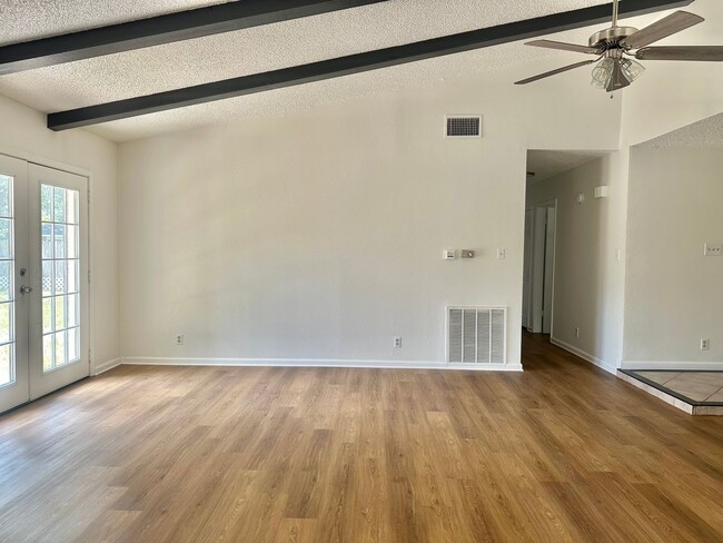 Building Photo - AVAILABLE NOW!