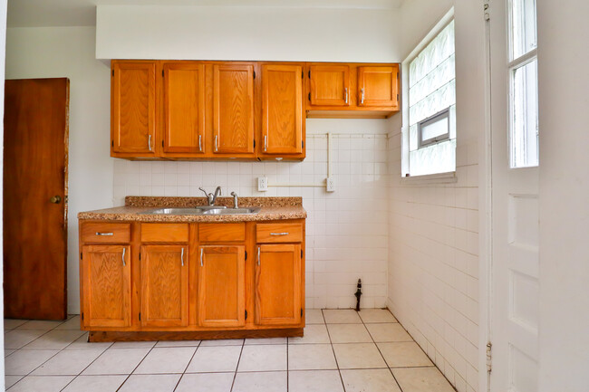 Building Photo - 925 N Prairie Ave