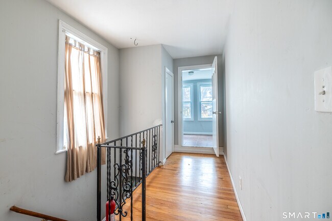 Building Photo - 727 Brewster St