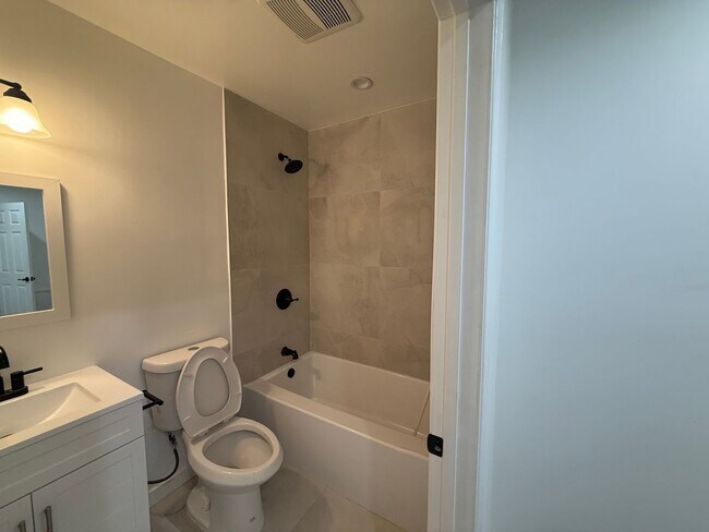 Building Photo - 3B2B House in Toluca Lake/NoHo