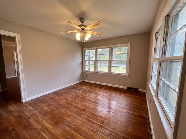 Building Photo - 3 Bedrooms, 1.5 Bathroom - Home in Sherwood Forest!