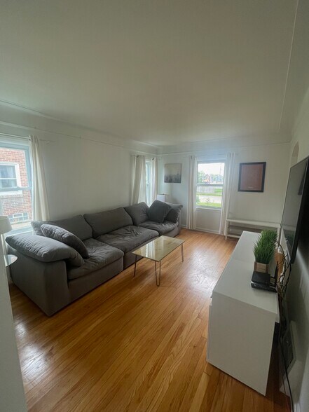 Living Room - 118 S Vermont Ave