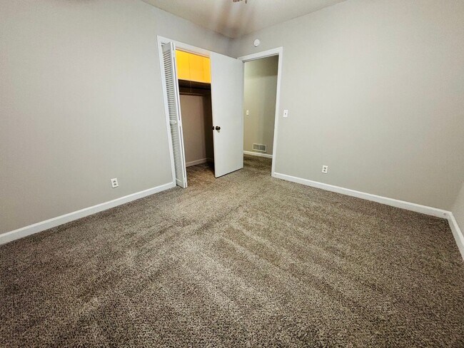 Building Photo - Move-In Ready Ranch in the Heart of Elgin!