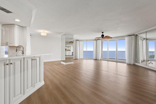 Building Photo - 5051 N Hwy A1A