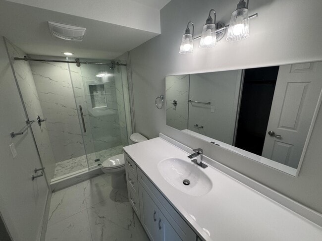 Building Photo - 236 Castlewood Dr