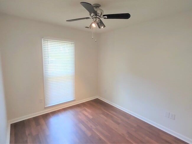 Building Photo - Beautiful Brick Ranch located in Cinnamon ...
