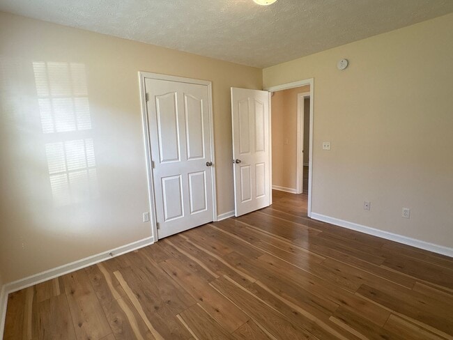 Building Photo - 3 Bedroom Home with Large Back Yard and Deck.