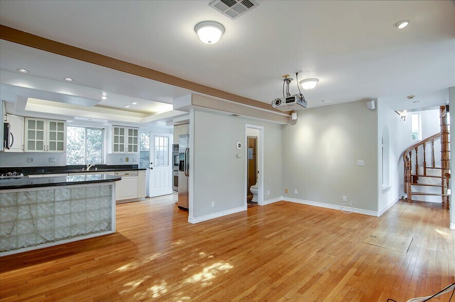 Building Photo - 8527 Wonderland Ave
