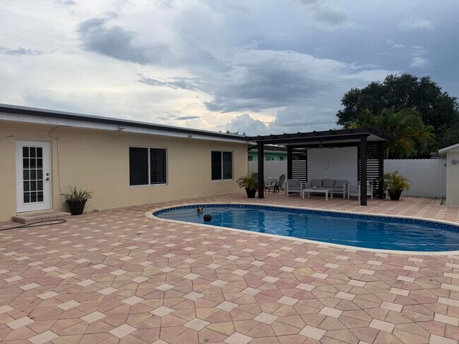 Building Photo - 3139 Egremont Dr