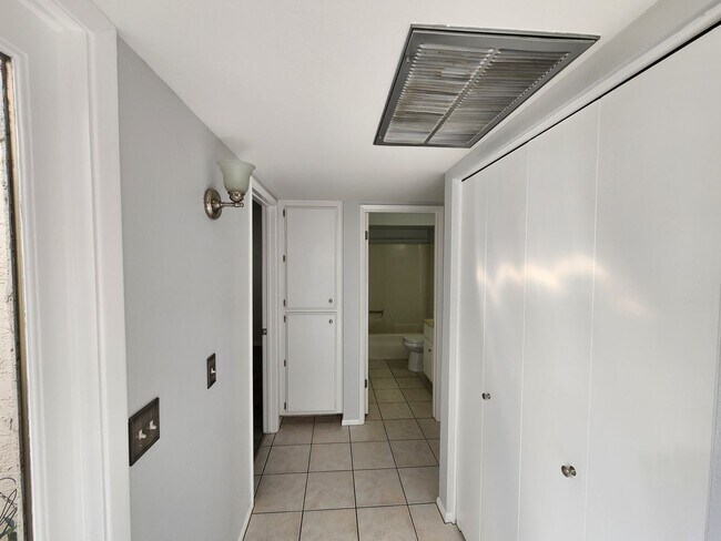 Building Photo - Gorgeous 2 bedroom 2 bath in TAPATIO COVE