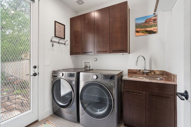 Building Photo - Modern Oasis in Bouldin Creek