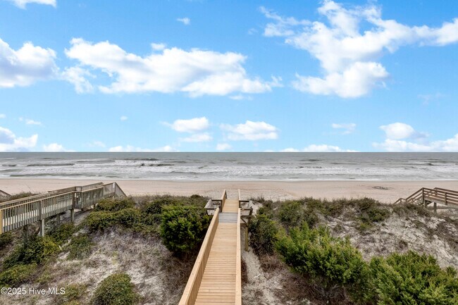 Building Photo - 3974 Island Dr