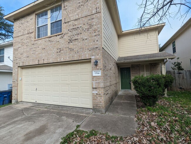 Building Photo - 3 Bed / 2 Bath Home with Private Backyard