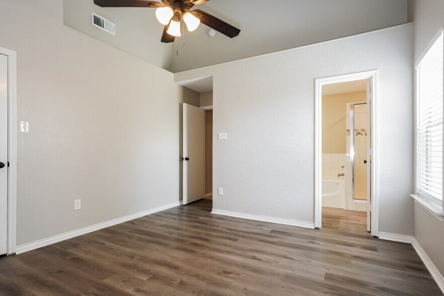 Building Photo - 705 Nightingale Cir