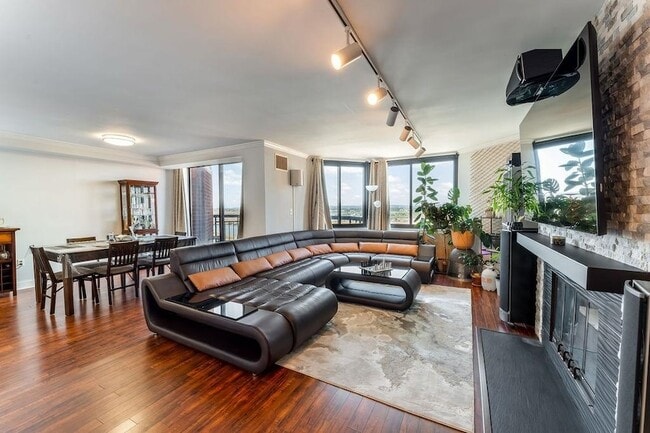 Building Photo - 2110 Harmon Cove Tower