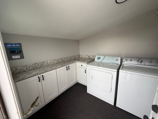 Building Photo - Multi Generation Home 4 Bedroom 3 Bath