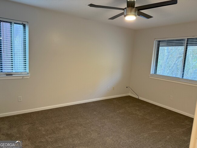 Building Photo - 20 Fairway Ln