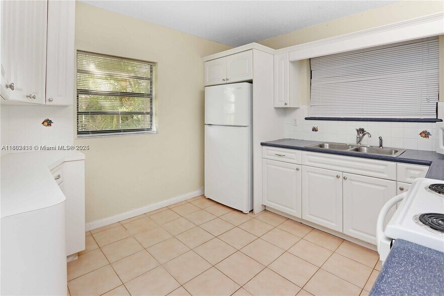 Building Photo - 2500 SW 113th Ct