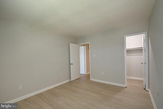Building Photo - 565 W Diamond Ave