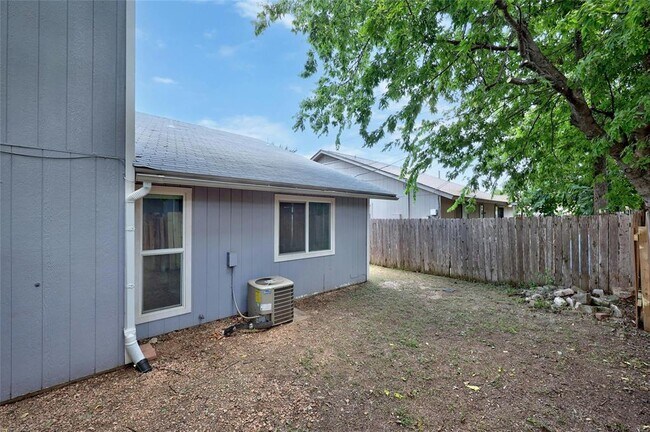 Building Photo - 703 Country Aire Dr