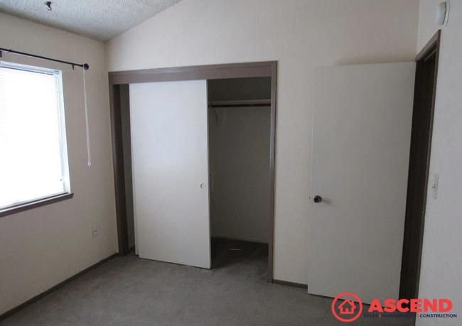 Building Photo - Dazzling Apartment Located Near Coffee Rd!