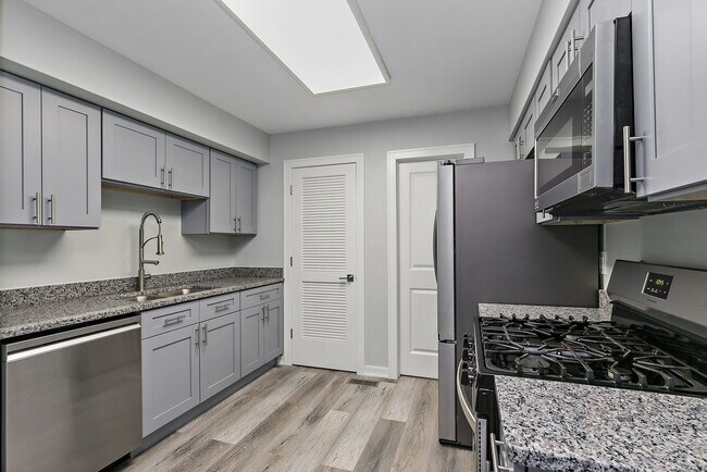 Building Photo - 1311 Kingsbury Dr
