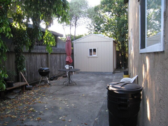 Building Photo - 1110 Stannage Ave