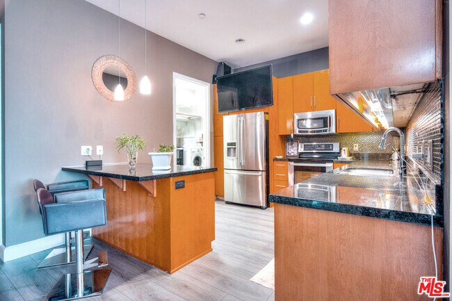 Building Photo - 3223 W 6th St