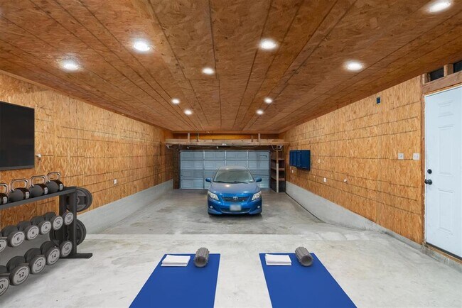 Building Photo - 5911 Steiner