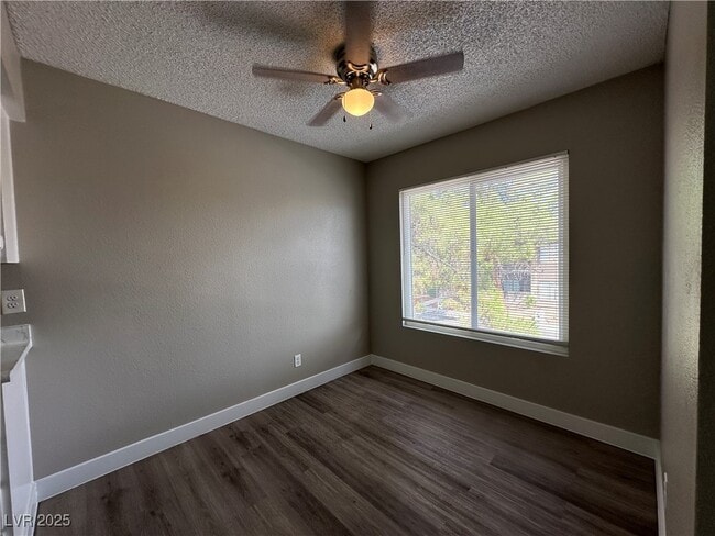 Building Photo - 4571 Carriage Park Dr
