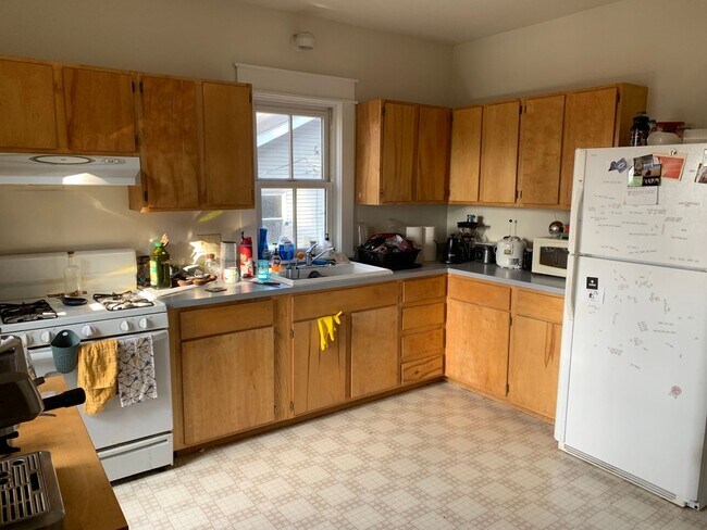 Building Photo - Spacious 2 bed/3 bath Home near Switchyard Park!