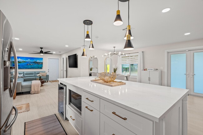 Building Photo - 9165 SE Yacht Club Cir