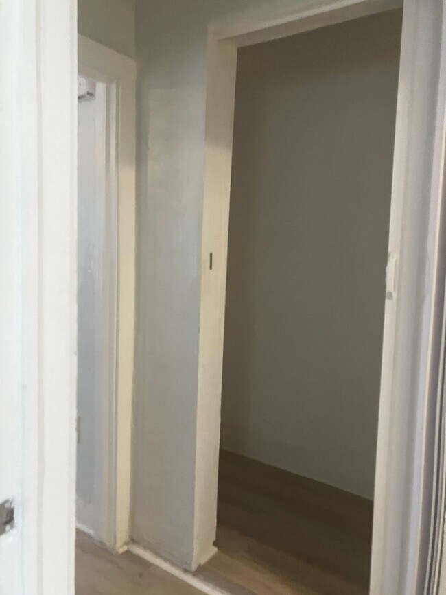 Building Photo - Cute one bedroom