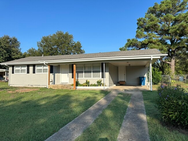Building Photo - 112 Oakwood Dr