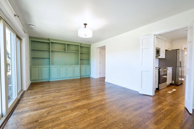 Building Photo - 420 Linkhorn Dr