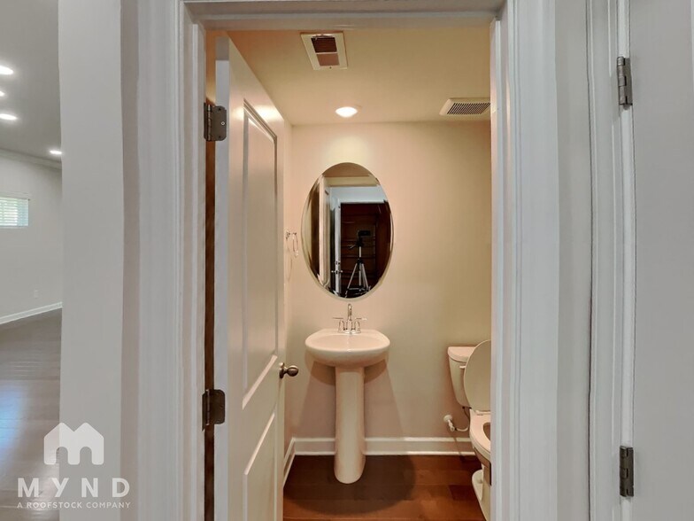 Building Photo - 3325 Lisburn St