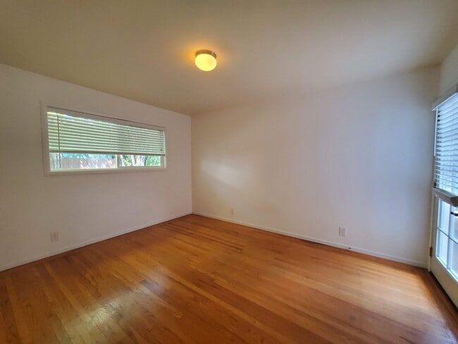 Building Photo - Kentfield 3x2 Flat + detached office, fron...