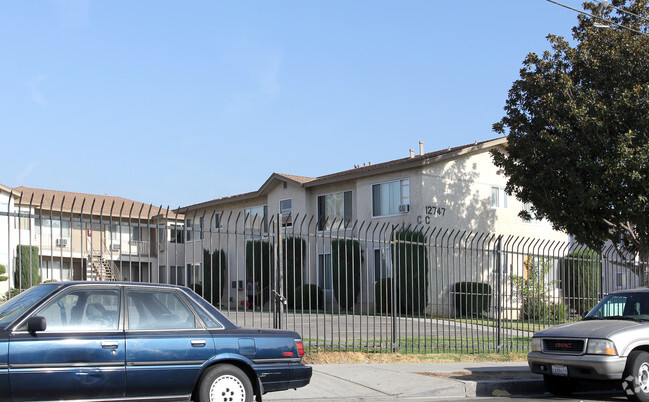 Building Photo - Casa Bien Apartments