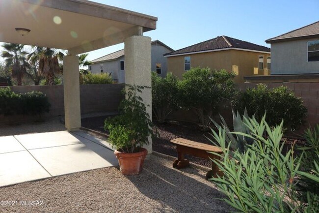 Building Photo - Move in Ready 2 bedroom 2 bath with den!