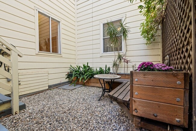 Building Photo - 2 Bed, 1 Bath Noe Valley Flat w Office + G...