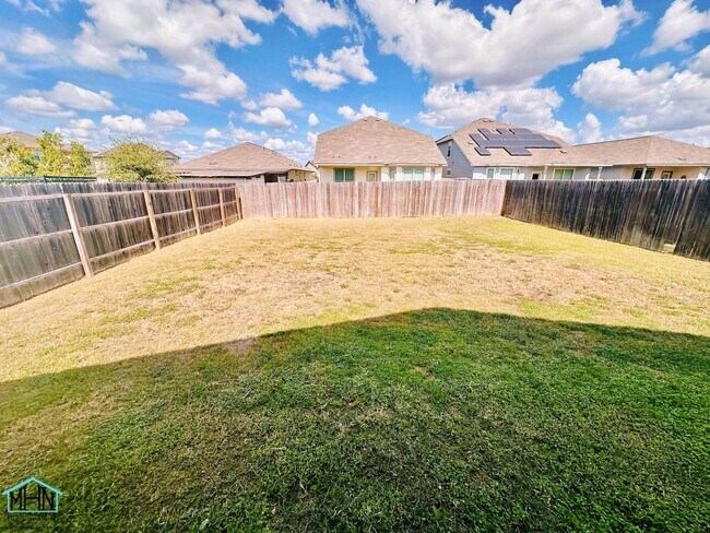 Building Photo - Bright & Move-In Ready 3 Bed / 2 Bath Home...