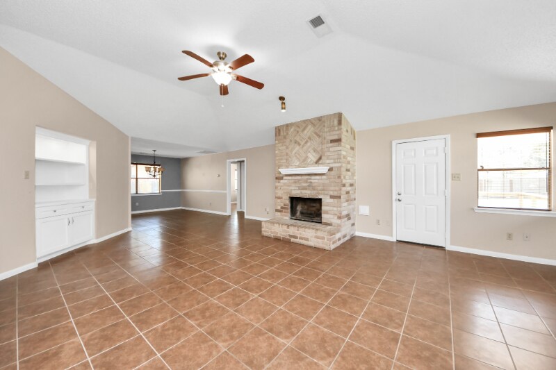 Building Photo - 2102 Rolling Glen Dr