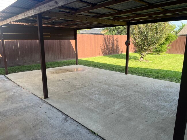 Building Photo - 4030 Green Crest Dr