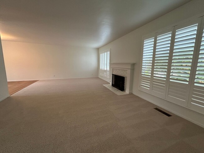 Building Photo - Welcome to this charming 2 bedroom, 2 bath home