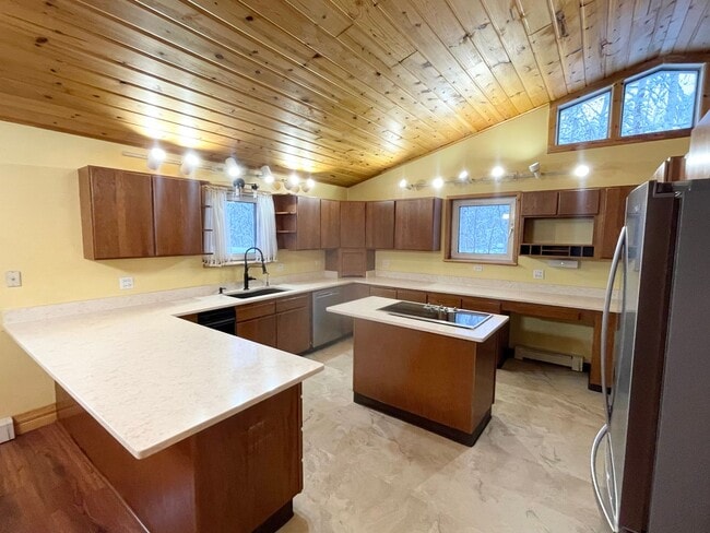 Building Photo - Large 4 Bd, 3 Bath House for Rent in North Pole!