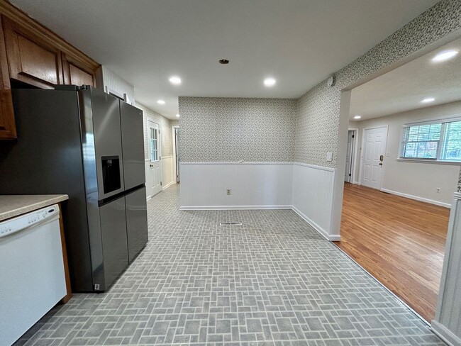Building Photo - Weaverville - Clean and Tidy! Home Office,...