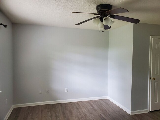 Building Photo - **Newly remodeled kitchen **  2 bedroom, 2bath Isle of Hope home with fenced in backyard and scre...