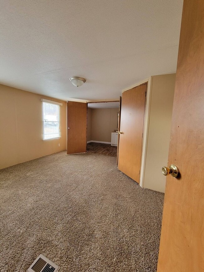 Building Photo - Ready to Move in